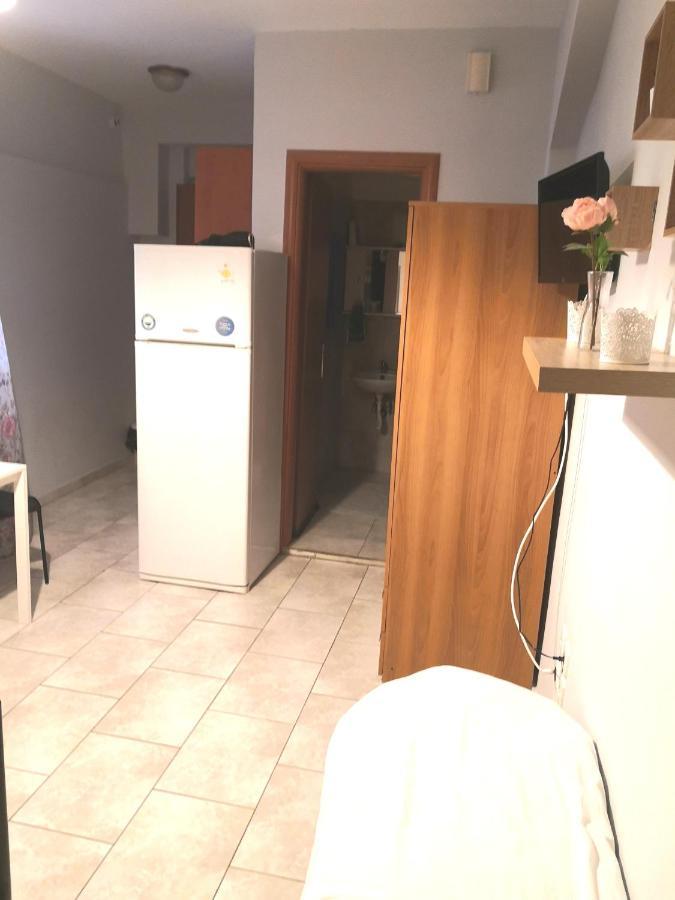 House In The Center Of Piraeus Next To The Port And The Metro!! Hotell Eksteriør bilde